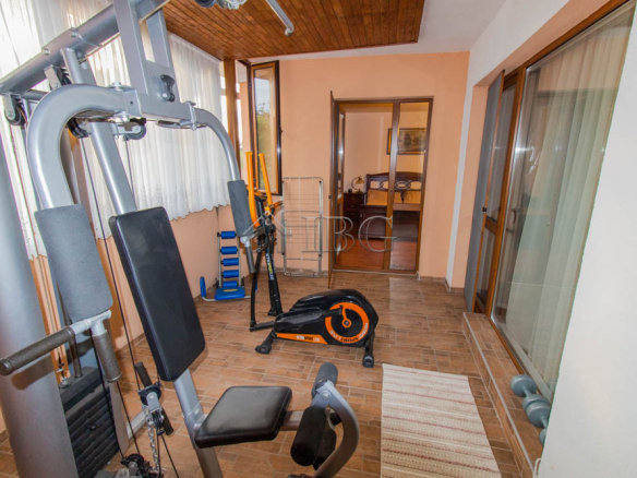 Spacious Two-storied House with 4 bedrooms and a pool, 10 km to Sunny Beach and the Sea