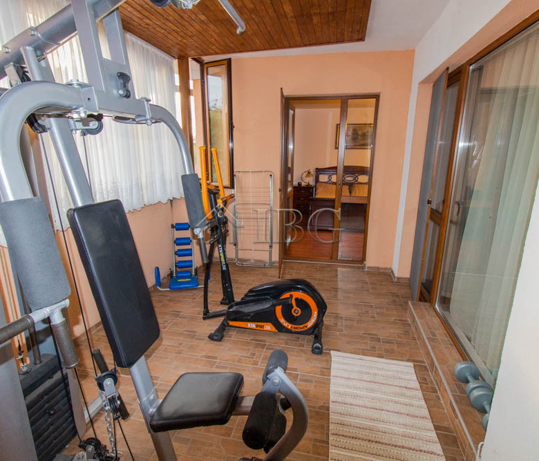 Spacious Two-storied House with 4 bedrooms and a pool, 10 km to Sunny Beach and the Sea