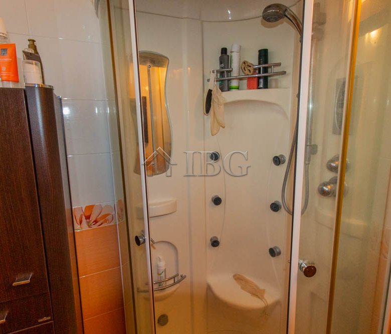 Spacious Two-storied House with 4 bedrooms and a pool, 10 km to Sunny Beach and the Sea