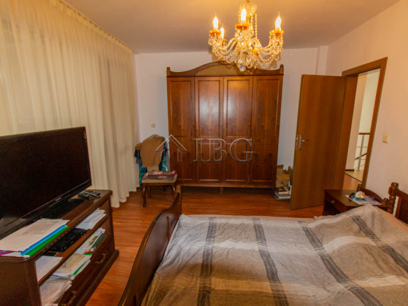 Spacious Two-storied House with 4 bedrooms and a pool, 10 km to Sunny Beach and the Sea