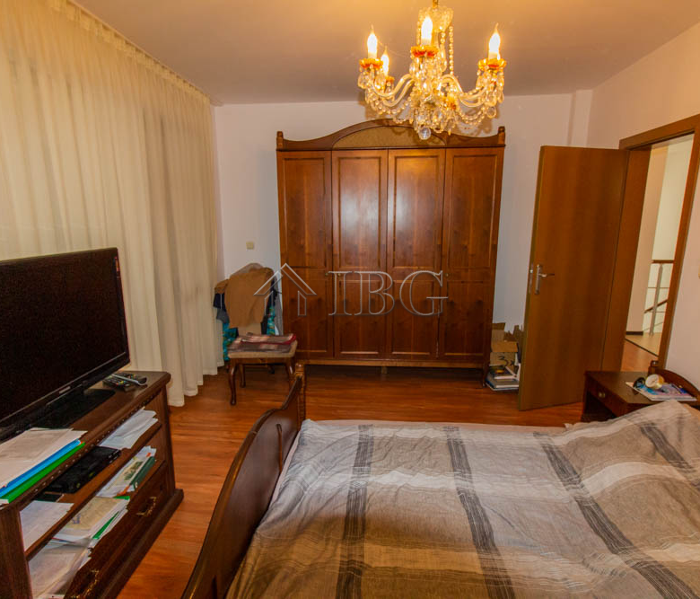 Spacious Two-storied House with 4 bedrooms and a pool, 10 km to Sunny Beach and the Sea