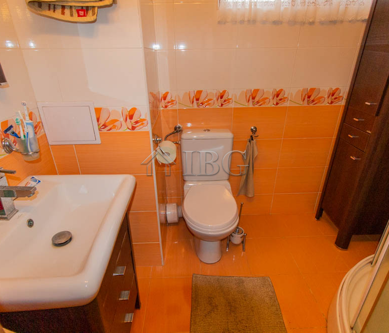 Spacious Two-storied House with 4 bedrooms and a pool, 10 km to Sunny Beach and the Sea