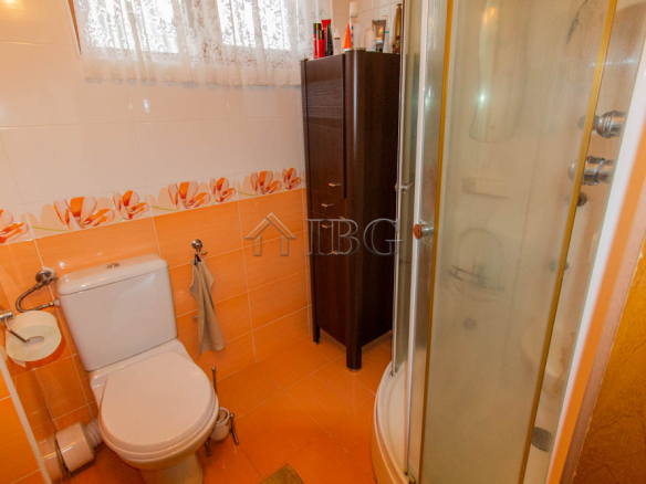 Spacious Two-storied House with 4 bedrooms and a pool, 10 km to Sunny Beach and the Sea