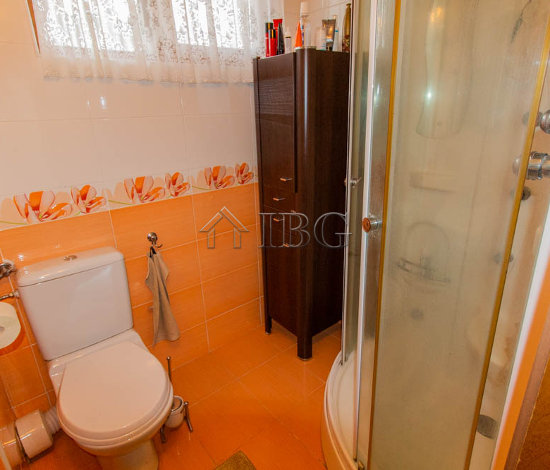 Spacious Two-storied House with 4 bedrooms and a pool, 10 km to Sunny Beach and the Sea