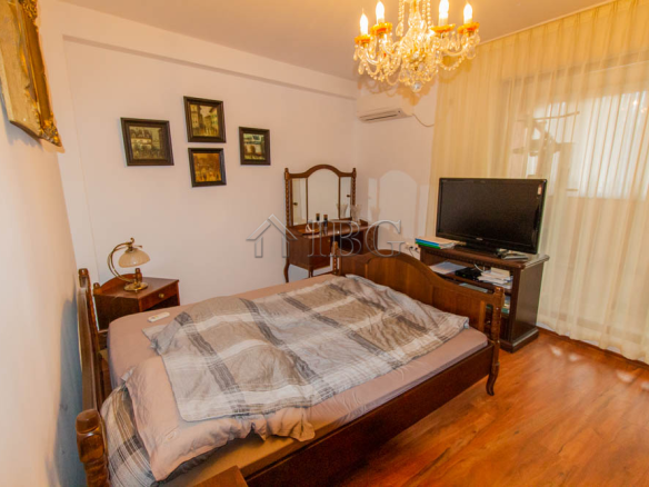 Spacious Two-storied House with 4 bedrooms and a pool, 10 km to Sunny Beach and the Sea