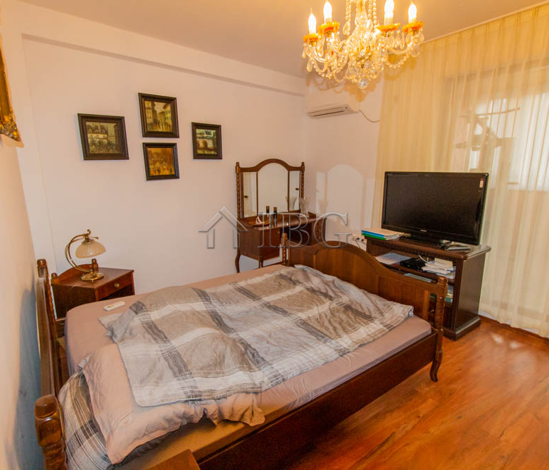 Spacious Two-storied House with 4 bedrooms and a pool, 10 km to Sunny Beach and the Sea