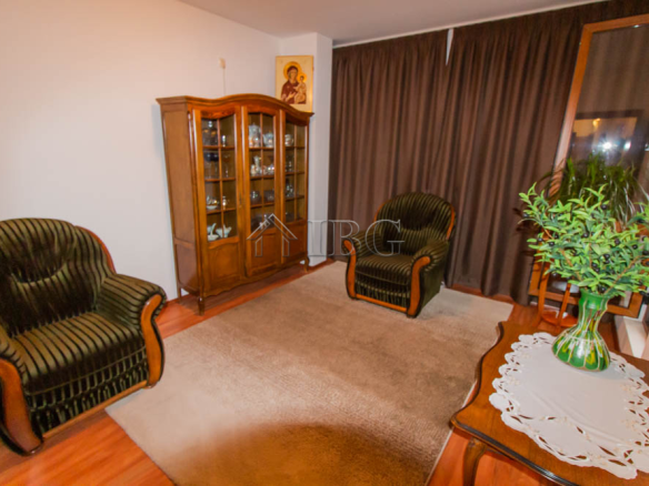 Spacious Two-storied House with 4 bedrooms and a pool, 10 km to Sunny Beach and the Sea