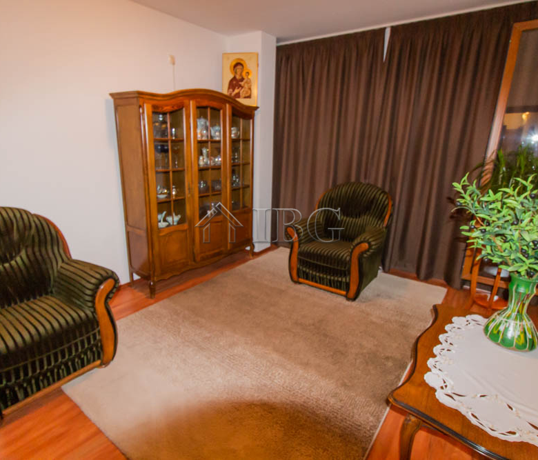 Spacious Two-storied House with 4 bedrooms and a pool, 10 km to Sunny Beach and the Sea