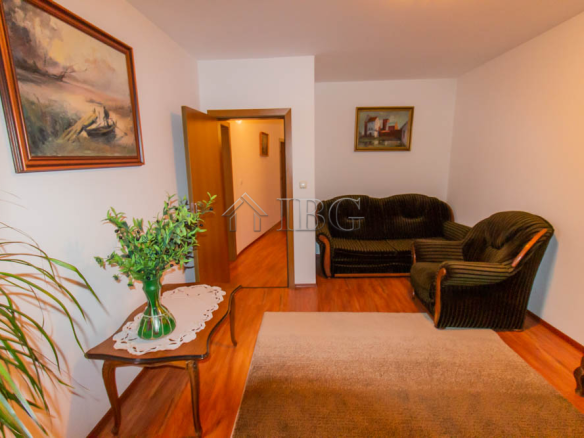 Spacious Two-storied House with 4 bedrooms and a pool, 10 km to Sunny Beach and the Sea
