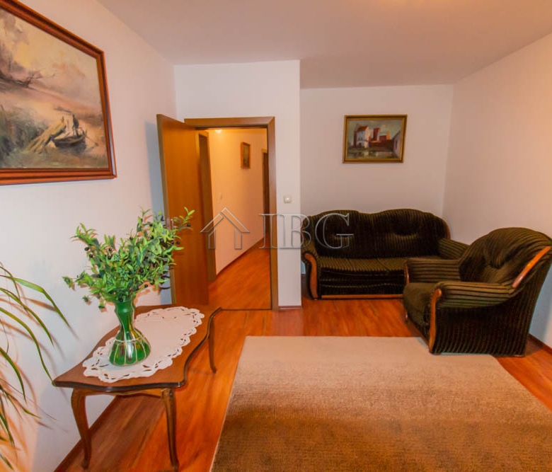 Spacious Two-storied House with 4 bedrooms and a pool, 10 km to Sunny Beach and the Sea