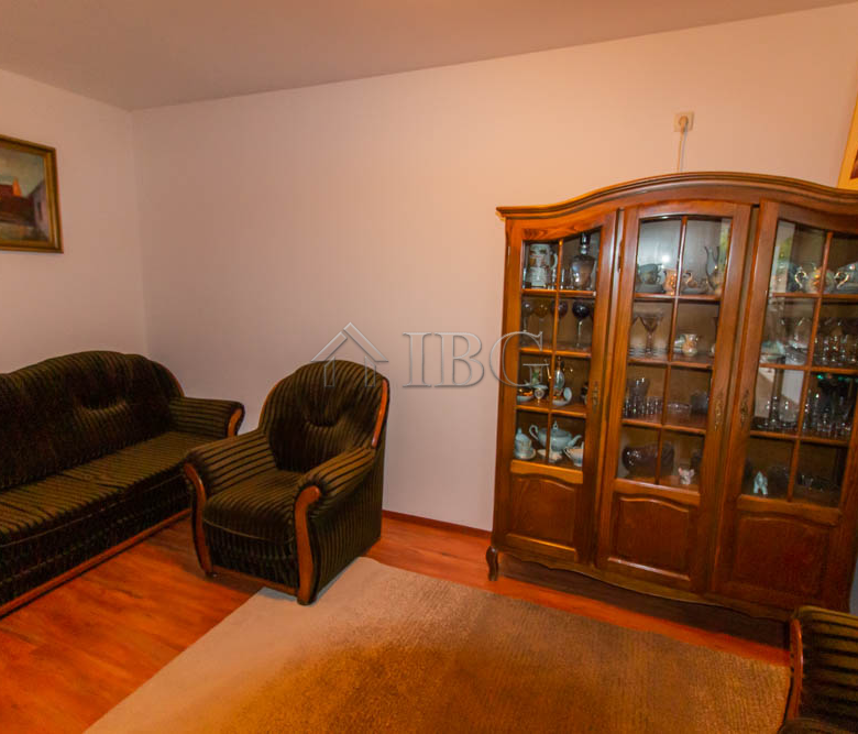 Spacious Two-storied House with 4 bedrooms and a pool, 10 km to Sunny Beach and the Sea