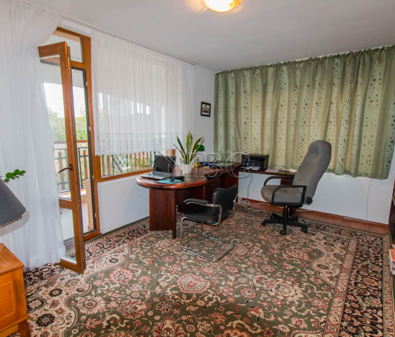 Spacious Two-storied House with 4 bedrooms and a pool, 10 km to Sunny Beach and the Sea