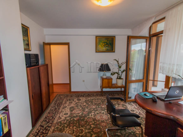 Spacious Two-storied House with 4 bedrooms and a pool, 10 km to Sunny Beach and the Sea
