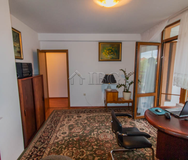 Spacious Two-storied House with 4 bedrooms and a pool, 10 km to Sunny Beach and the Sea