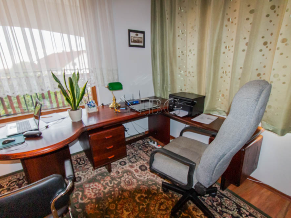 Spacious Two-storied House with 4 bedrooms and a pool, 10 km to Sunny Beach and the Sea