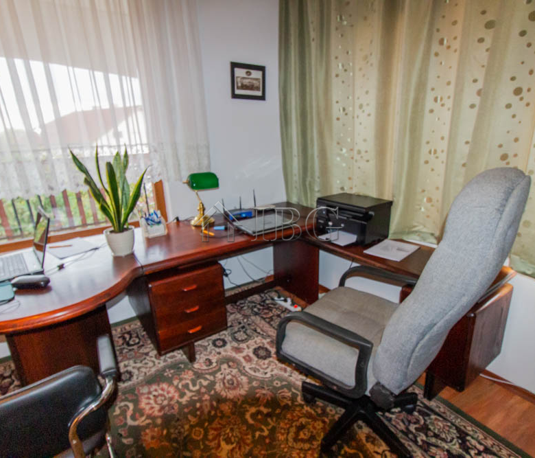 Spacious Two-storied House with 4 bedrooms and a pool, 10 km to Sunny Beach and the Sea
