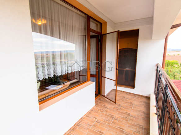 Spacious Two-storied House with 4 bedrooms and a pool, 10 km to Sunny Beach and the Sea