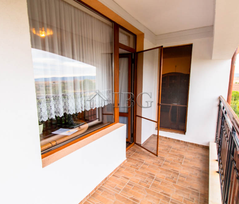 Spacious Two-storied House with 4 bedrooms and a pool, 10 km to Sunny Beach and the Sea