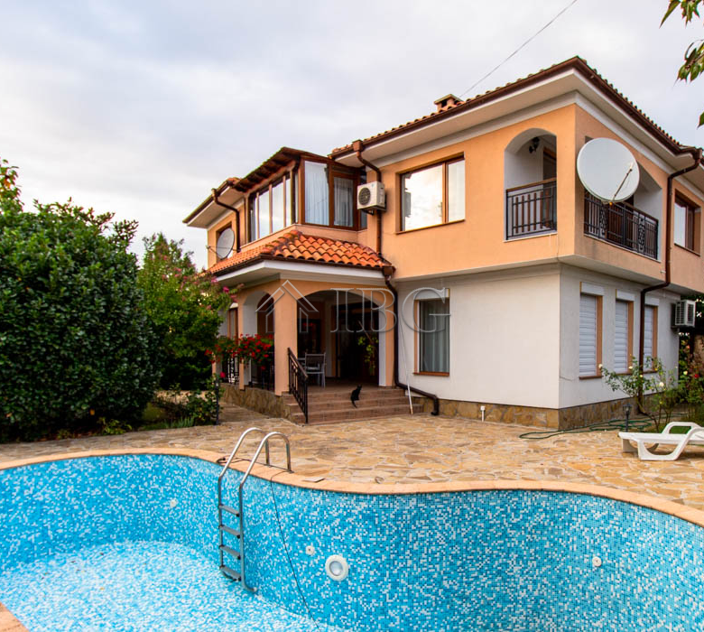 Spacious Two-storied House with 4 bedrooms and a pool, 10 km to Sunny Beach and the Sea