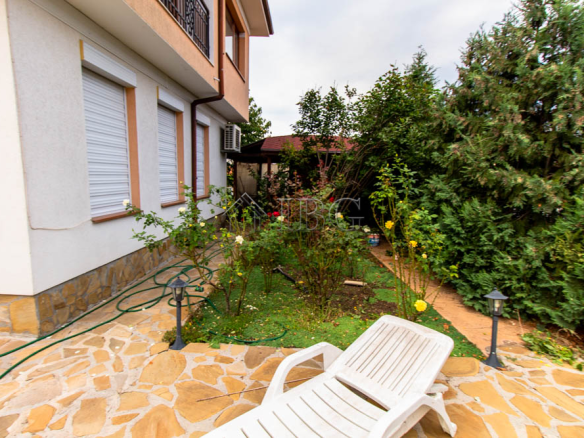 Spacious Two-storied House with 4 bedrooms and a pool, 10 km to Sunny Beach and the Sea