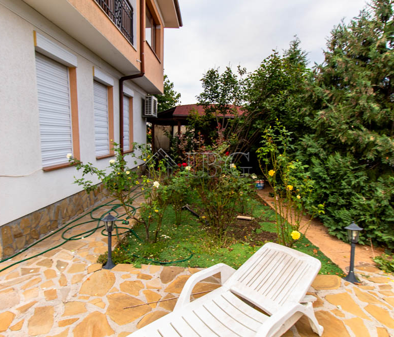 Spacious Two-storied House with 4 bedrooms and a pool, 10 km to Sunny Beach and the Sea