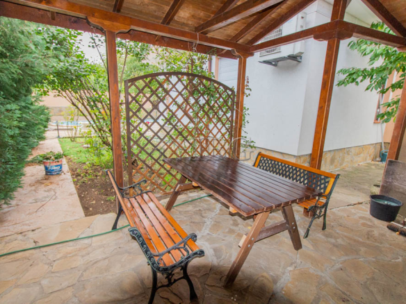 Spacious Two-storied House with 4 bedrooms and a pool, 10 km to Sunny Beach and the Sea