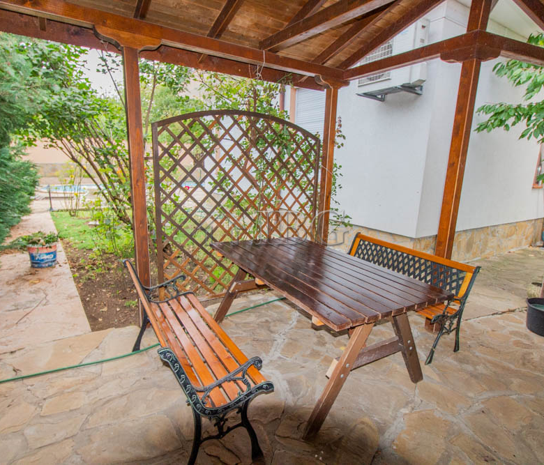 Spacious Two-storied House with 4 bedrooms and a pool, 10 km to Sunny Beach and the Sea