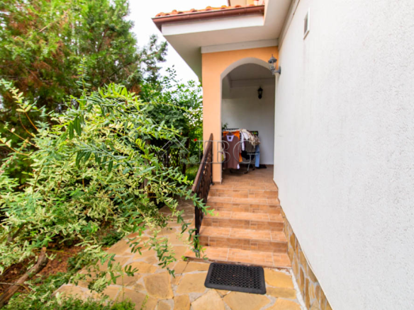 Spacious Two-storied House with 4 bedrooms and a pool, 10 km to Sunny Beach and the Sea
