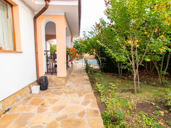 Spacious Two-storied House with 4 bedrooms and a pool, 10 km to Sunny Beach and the Sea