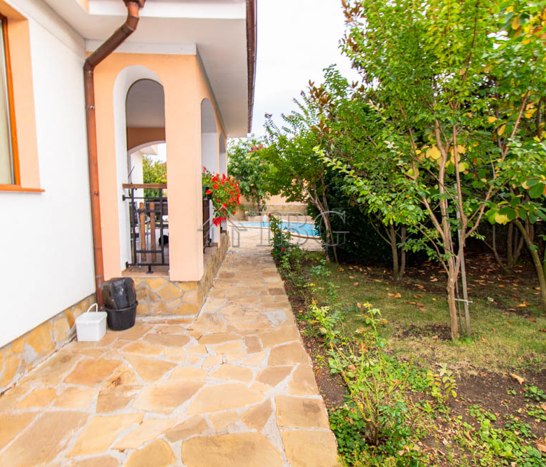 Spacious Two-storied House with 4 bedrooms and a pool, 10 km to Sunny Beach and the Sea