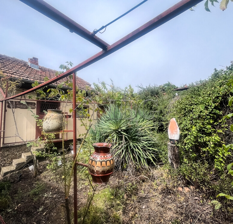 Villa with nice garden only 5 km. to Ruse city