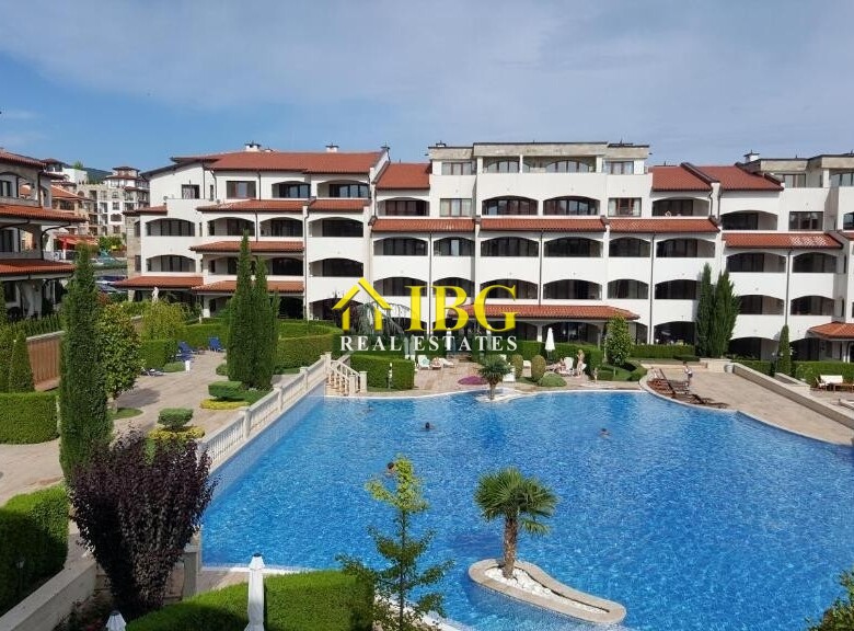  Spacious 3-Bedroom Apartment with 3 Bathrooms & two patios with gardens | CASA REAL, Sveti Vlas