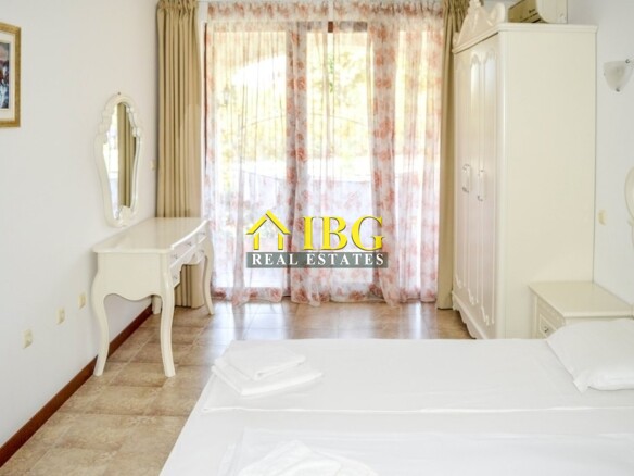  Spacious 3-Bedroom Apartment with 3 Bathrooms & two patios with gardens | CASA REAL, Sveti Vlas