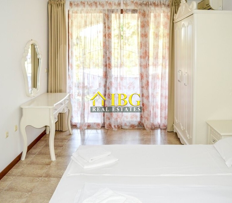  Spacious 3-Bedroom Apartment with 3 Bathrooms & two patios with gardens | CASA REAL, Sveti Vlas