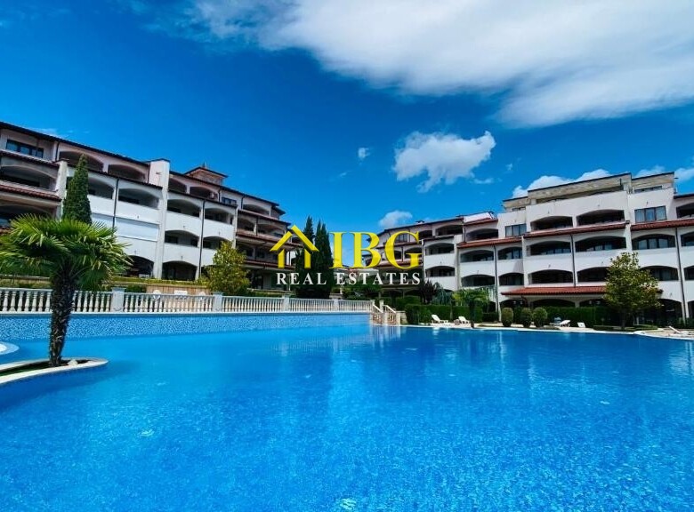  Spacious 3-Bedroom Apartment with 3 Bathrooms & two patios with gardens | CASA REAL, Sveti Vlas