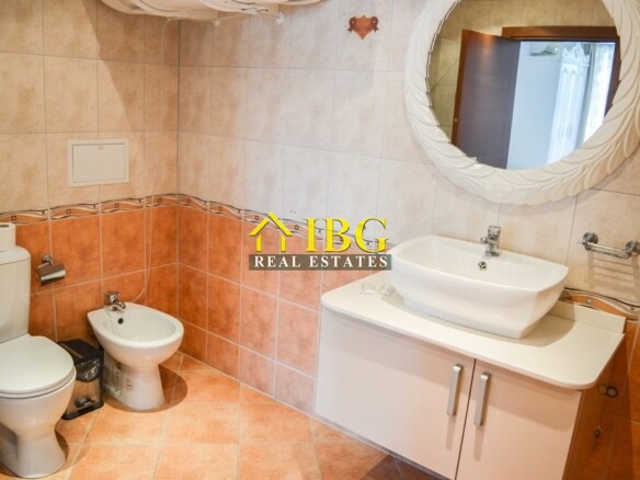  Spacious 3-Bedroom Apartment with 3 Bathrooms & two patios with gardens | CASA REAL, Sveti Vlas