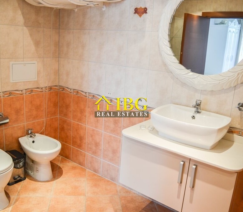  Spacious 3-Bedroom Apartment with 3 Bathrooms & two patios with gardens | CASA REAL, Sveti Vlas