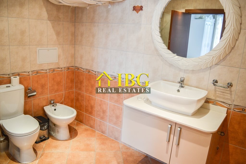  Spacious 3-Bedroom Apartment with 3 Bathrooms & two patios with gardens | CASA REAL, Sveti Vlas