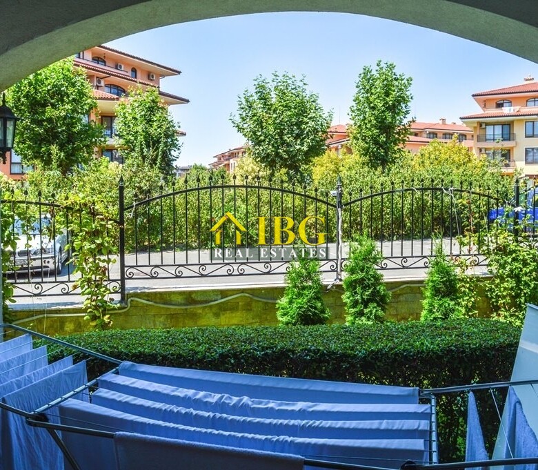  Spacious 3-Bedroom Apartment with 3 Bathrooms & two patios with gardens | CASA REAL, Sveti Vlas