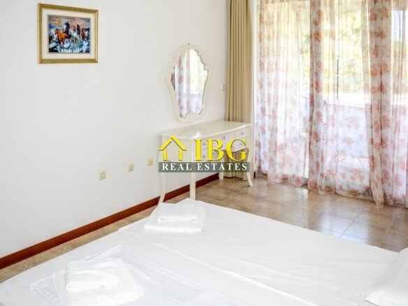  Spacious 3-Bedroom Apartment with 3 Bathrooms & two patios with gardens | CASA REAL, Sveti Vlas