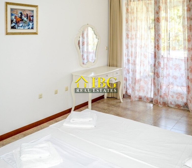  Spacious 3-Bedroom Apartment with 3 Bathrooms & two patios with gardens | CASA REAL, Sveti Vlas