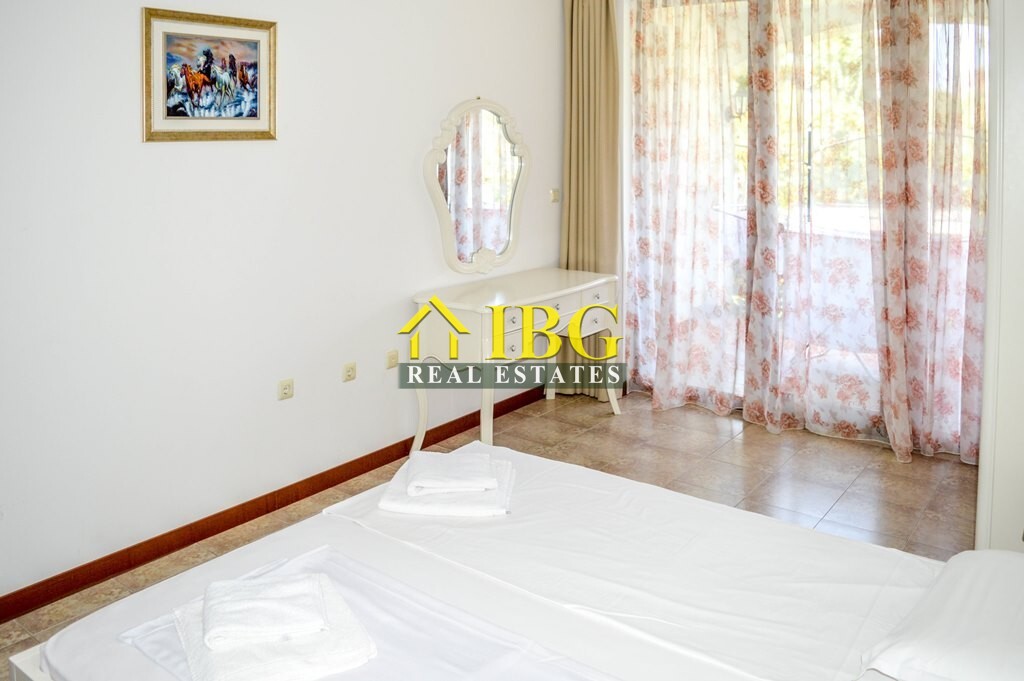  Spacious 3-Bedroom Apartment with 3 Bathrooms & two patios with gardens | CASA REAL, Sveti Vlas
