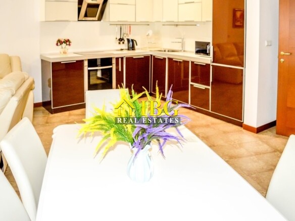  Spacious 3-Bedroom Apartment with 3 Bathrooms & two patios with gardens | CASA REAL, Sveti Vlas