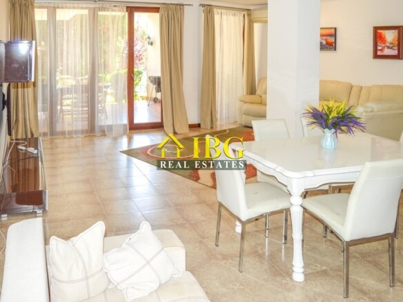 Spacious 3-Bedroom Apartment with 3 Bathrooms & two patios with gardens | CASA REAL, Sveti Vlas