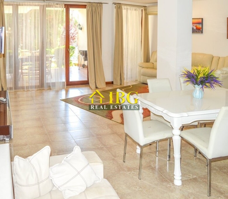  Spacious 3-Bedroom Apartment with 3 Bathrooms & two patios with gardens | CASA REAL, Sveti Vlas
