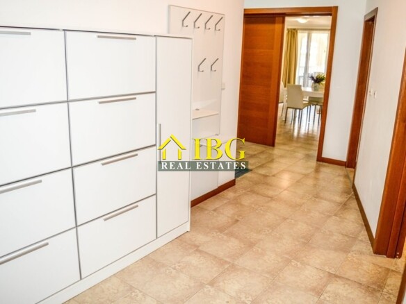  Spacious 3-Bedroom Apartment with 3 Bathrooms & two patios with gardens | CASA REAL, Sveti Vlas