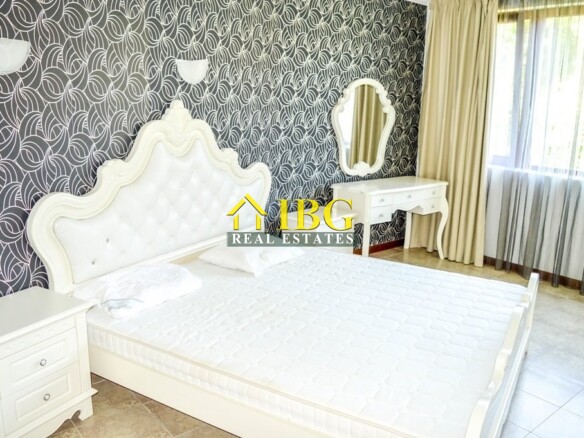  Spacious 3-Bedroom Apartment with 3 Bathrooms & two patios with gardens | CASA REAL, Sveti Vlas