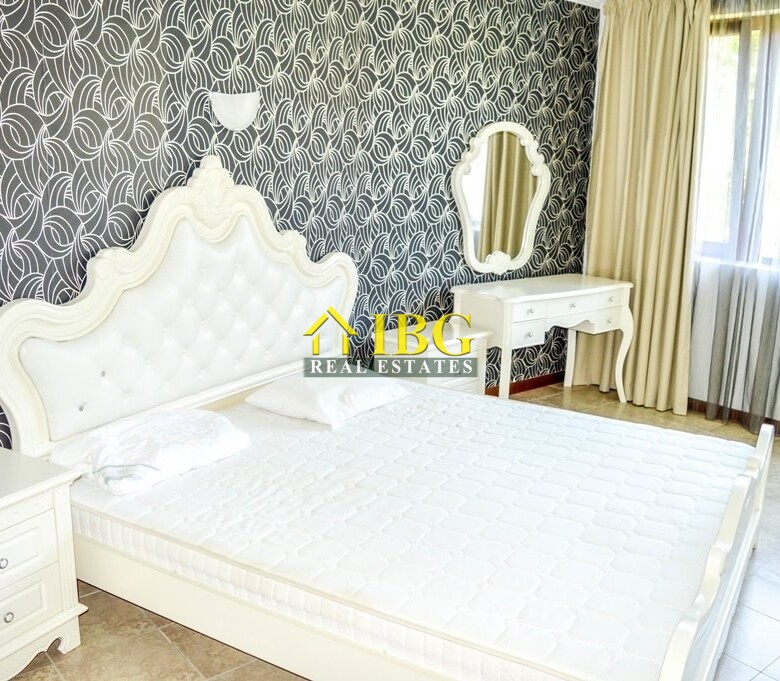  Spacious 3-Bedroom Apartment with 3 Bathrooms & two patios with gardens | CASA REAL, Sveti Vlas