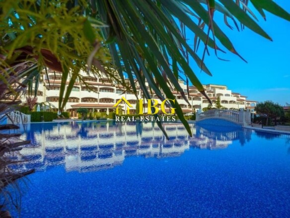  Spacious 3-Bedroom Apartment with 3 Bathrooms & two patios with gardens | CASA REAL, Sveti Vlas