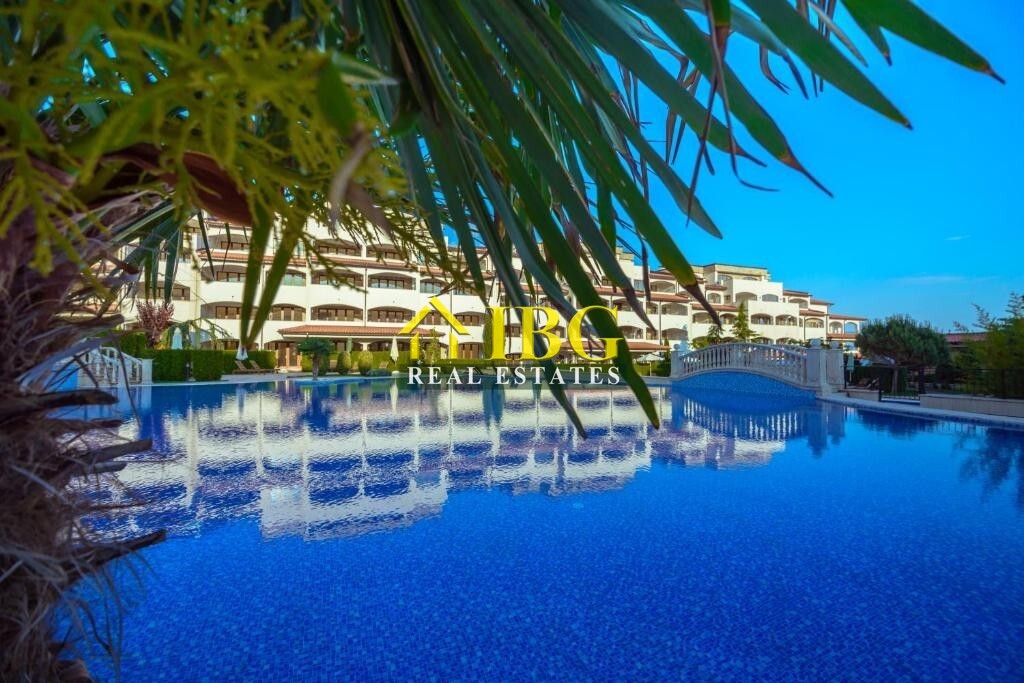  Spacious 3-Bedroom Apartment with 3 Bathrooms & two patios with gardens | CASA REAL, Sveti Vlas